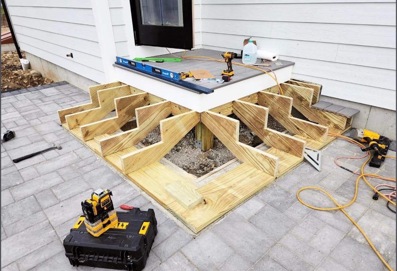 Corner deck framing construction